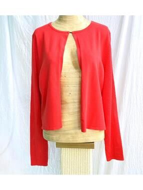 🆕LISTING🆕 T Tahari sweater